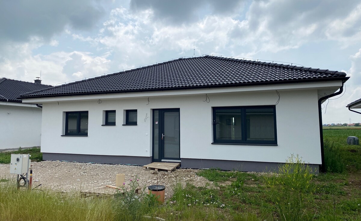 Moderná novostavba 4i bungalovu v top kvalite, pozemok 5,6á, Šúrovce