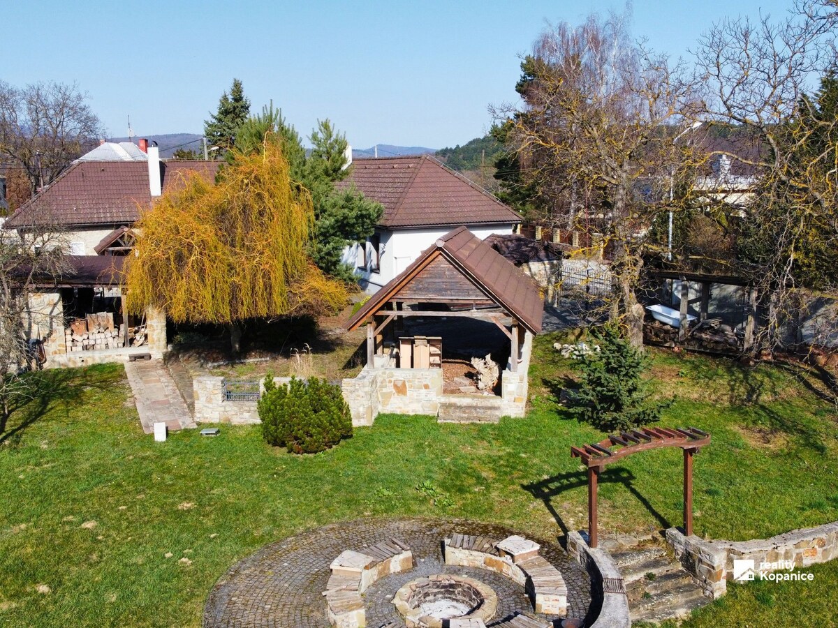 Štýlový rodinný dom s veľkým pozemkom a nápaditým interiérom Stará Turá - Papraď — foto 20