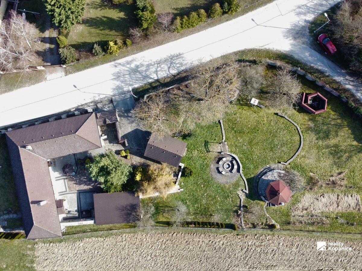 Štýlový rodinný dom s veľkým pozemkom a nápaditým interiérom Stará Turá - Papraď — foto 22