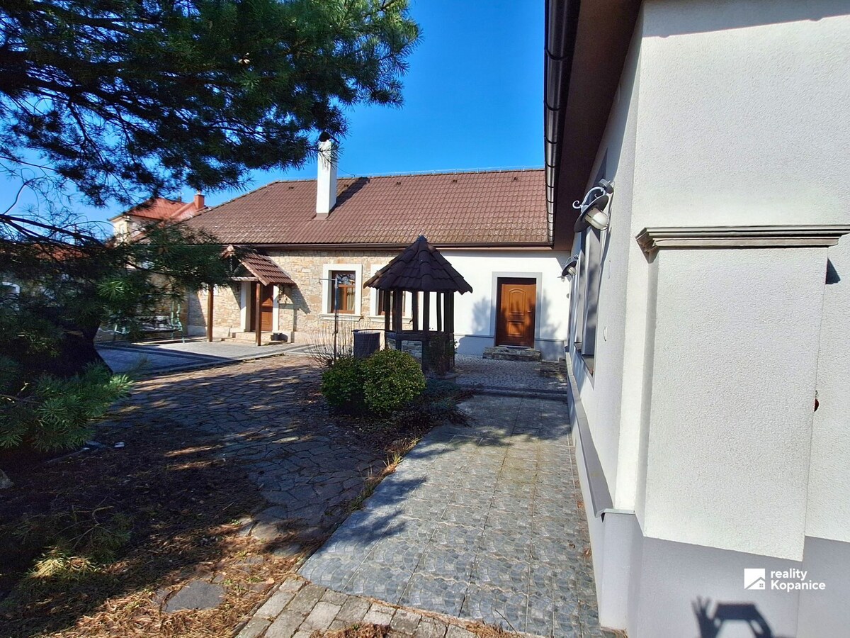 Štýlový rodinný dom s veľkým pozemkom a nápaditým interiérom Stará Turá - Papraď — foto 5