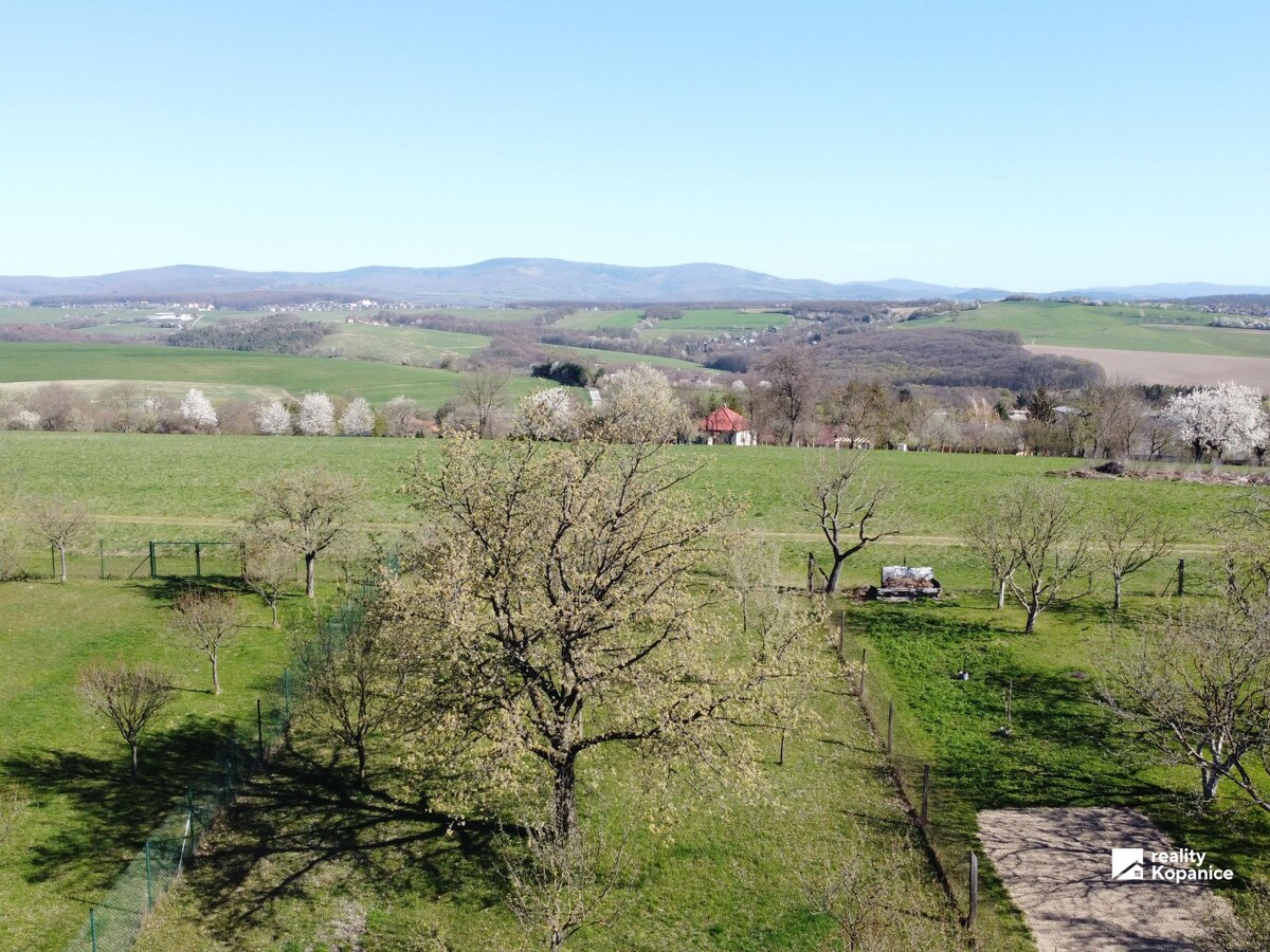Rodinný dom s veľkým pozemkom a krásnym výhľadom — foto 26
