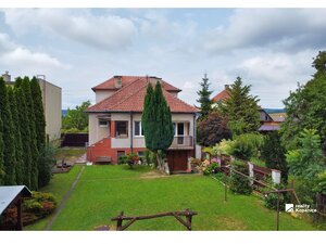 Veľký dvojgeneračný rodinný dom Stará Turá — foto 1
