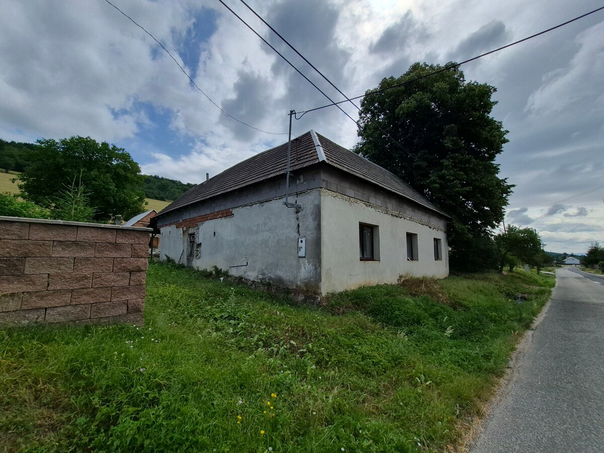 Pozemok 1600m2  so  starším rodinným domom v obci Nová Bošáca — foto 3