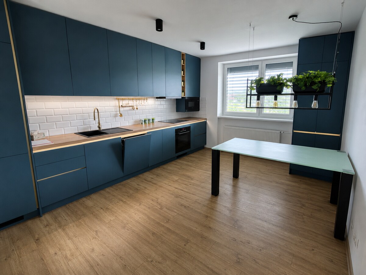 Nadštandardný 2-izbový byt – 96 m² s garážou v Novom Meste n/V, Trenčianska ul., vlastnou záhradkou a priamym vstupom z garáže 