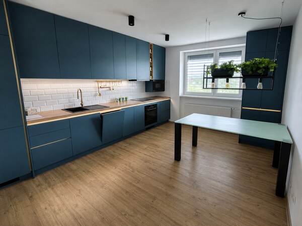 Nadštandardný 2-izbový byt – 96 m² s garážou v Novom Meste n/V, Trenčianska ul., vlastnou záhradkou a priamym vstupom z garáže 