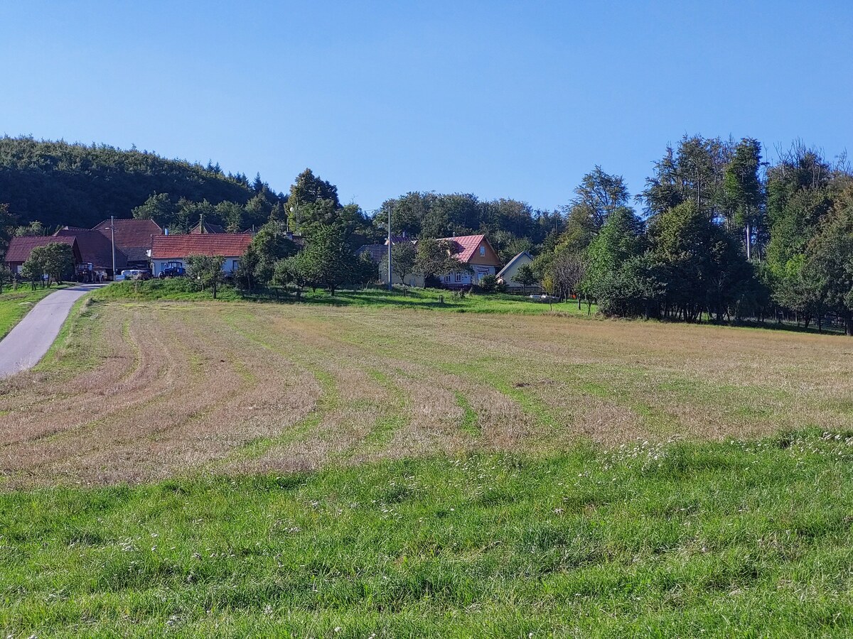 Slnečný pozemok 2700m2 s krásnym výhľadom – Investičná príležitosť / Ideálne pre Mobilný dom — foto 2