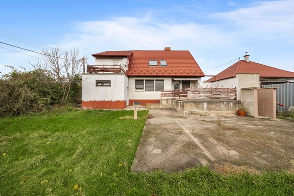 5-izbový dom Hrubá Borša – garáž, 2 terasy, suterén, pozemok 712 m².