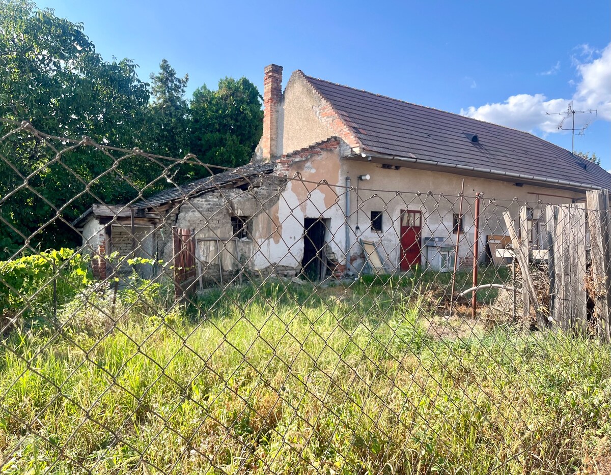 Pozemok s dvomi prístupmi a starším domom v Reci