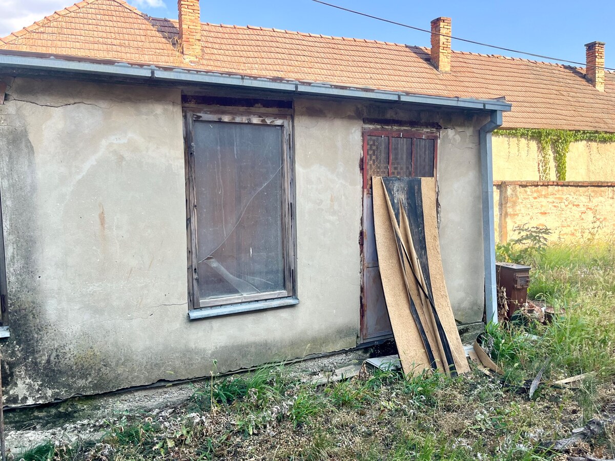 Pozemok s dvomi prístupmi a starším domom v Reci — foto 5