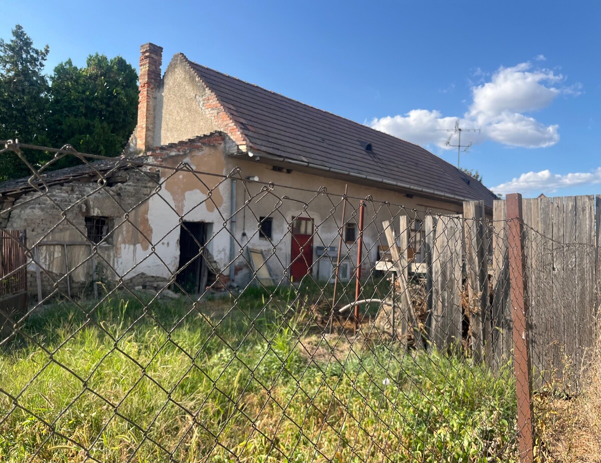 Pozemok s dvomi prístupmi a starším domom v Reci — foto 6