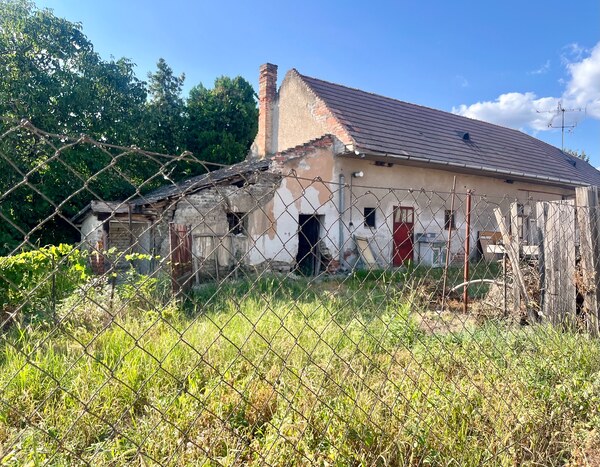 Pozemok s dvomi prístupmi a starším domom v Reci