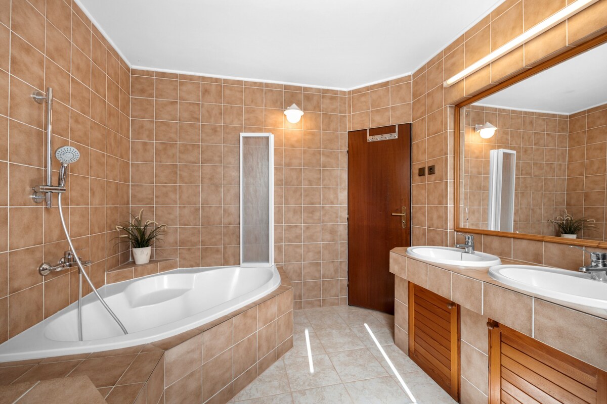 Priestranný 7-izbový dom na skok od centra – Senec — foto 11