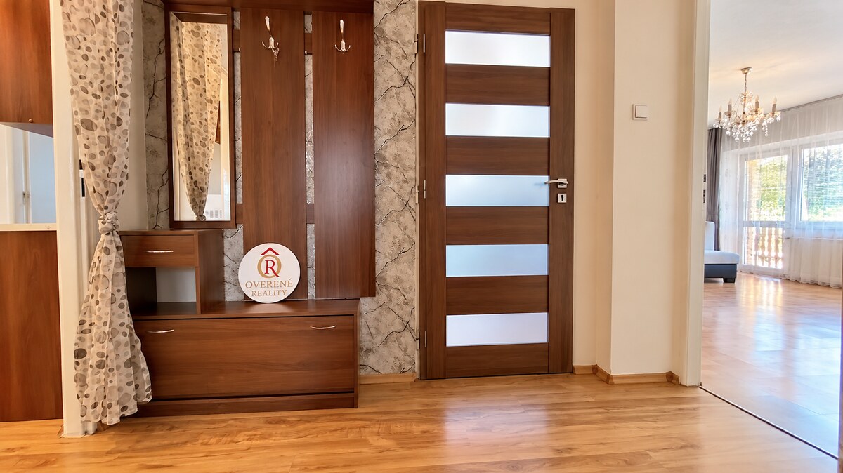 Priestranný a slnečný 4 izbový byt s balkónom- Banská Bystrica, — foto 10