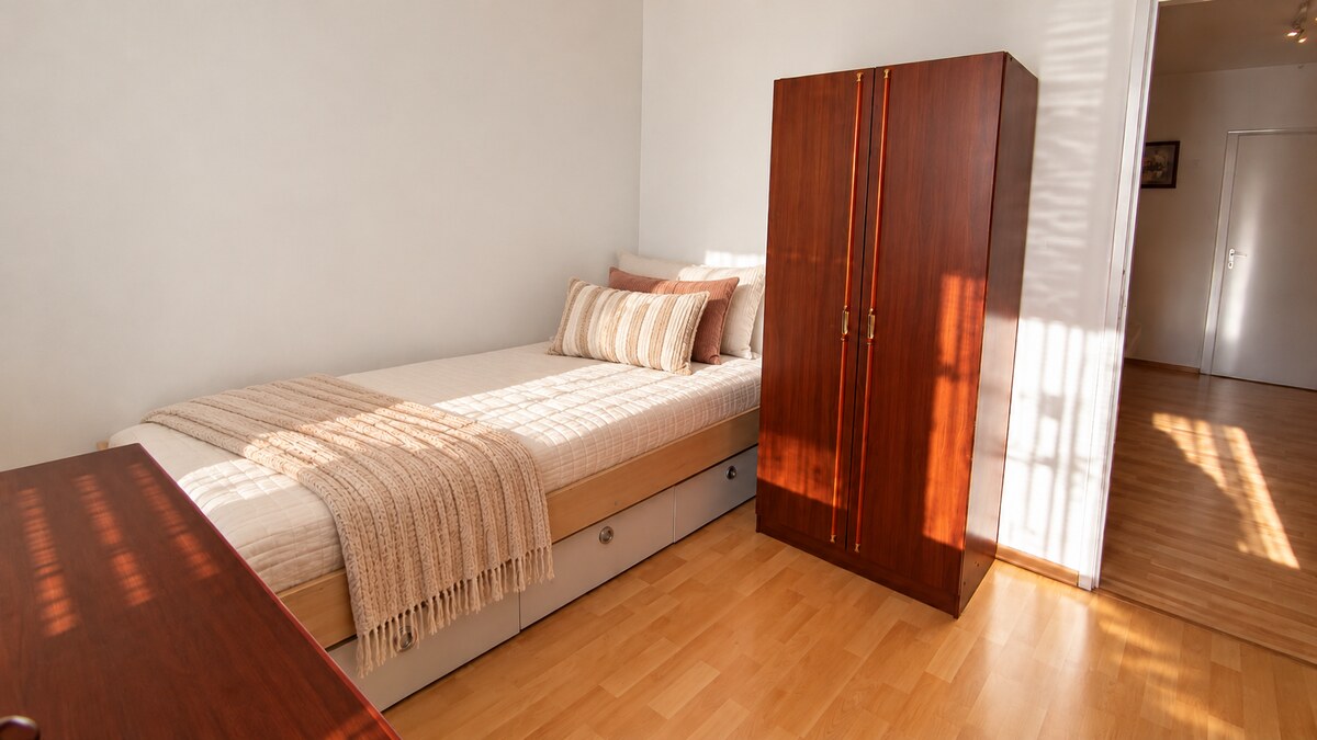 Priestranný a slnečný 4 izbový byt s balkónom- Banská Bystrica, — foto 6