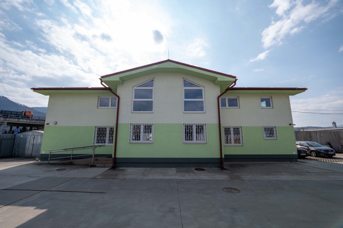 PREVÁDZKOVÝ AREÁL– HALA, ADMINISTRATÍVA, POZEMOK 1405 m² - B. Bystrica — foto 2
