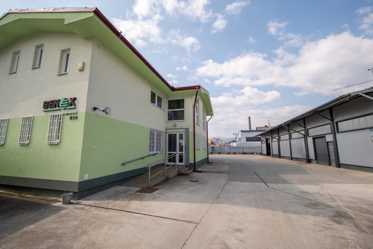 PREVÁDZKOVÝ AREÁL– HALA, ADMINISTRATÍVA, POZEMOK 1405 m² - B. Bystrica — foto 3