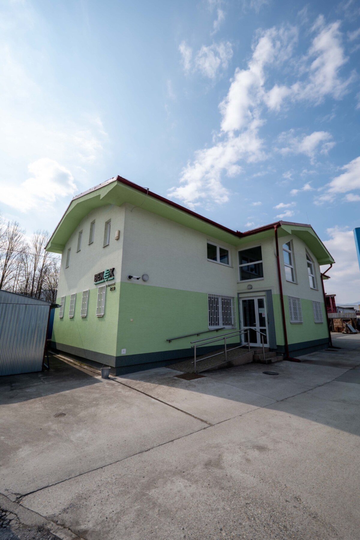 PREVÁDZKOVÝ AREÁL– HALA, ADMINISTRATÍVA, POZEMOK 1405 m² - B. Bystrica — foto 4