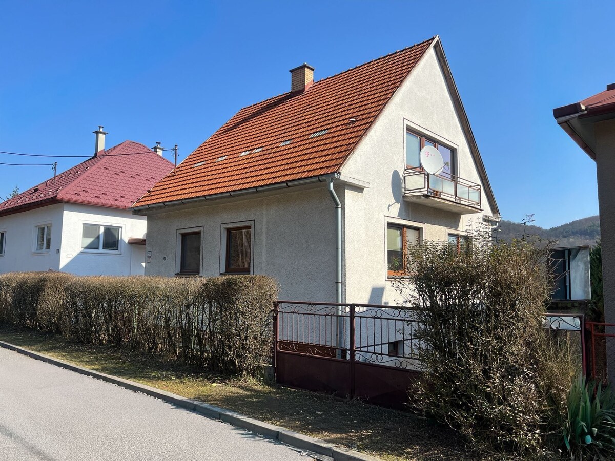 ROVINATÝ POZEMOK  S PRÍSTUPOM Z DVOCH STRÁN+ RODINNÝ DOM – B. Bystrica — foto 2