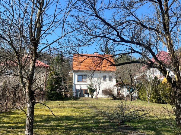 ROVINATÝ POZEMOK  S PRÍSTUPOM Z DVOCH STRÁN+ RODINNÝ DOM – B. Bystrica