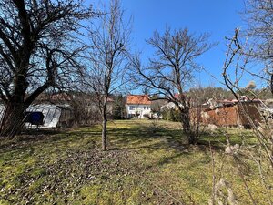 ROVINATÝ POZEMOK  S PRÍSTUPOM Z DVOCH STRÁN+ RODINNÝ DOM – B. Bystrica — foto 3