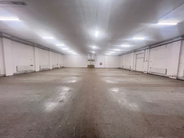 Na prenájom sklad 1474 m² s nakladacími rampami  - Banská Bystrica