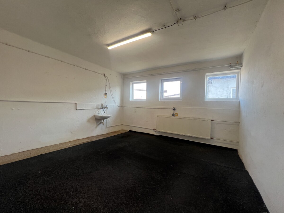 Skladové a výrobné priestori s kanceláriami 130 m² /180 m² /198 m² BB — foto 13