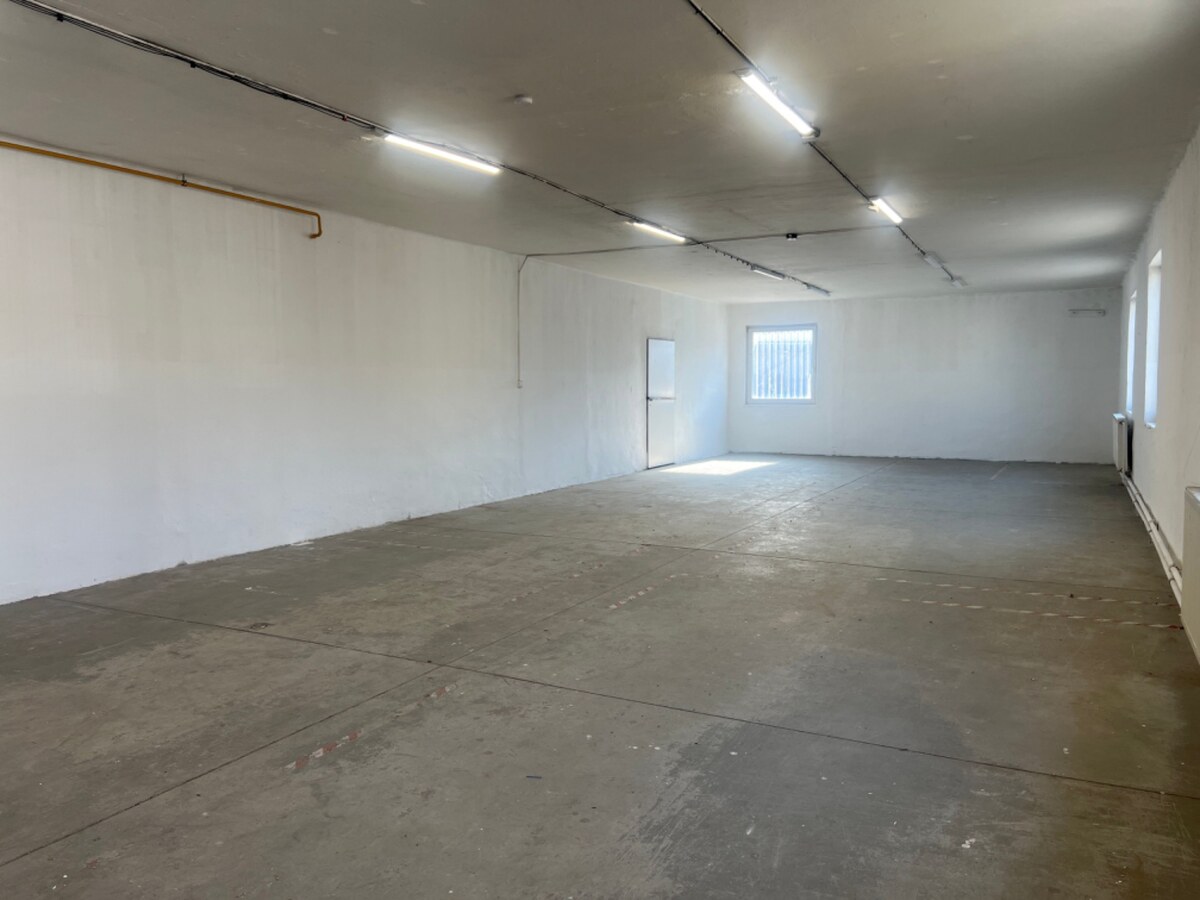 Skladové a výrobné priestori s kanceláriami 130 m² /180 m² /198 m² BB — foto 16