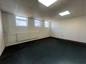 Skladové a výrobné priestori s kanceláriami 130 m² /180 m² /198 m² BB — foto 12