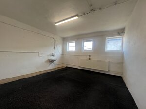 Skladové a výrobné priestori s kanceláriami 130 m² /180 m² /198 m² BB — foto 13