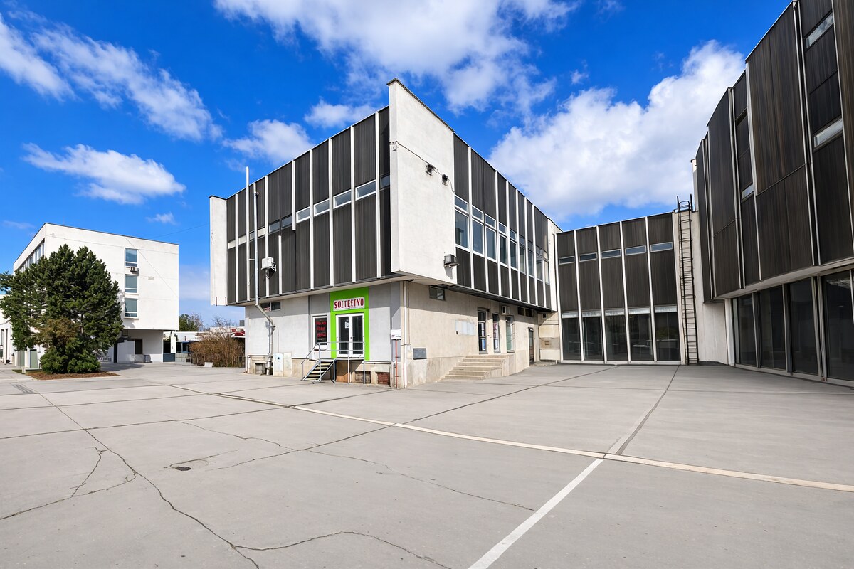 Komerčné priestory pri hlavnej ceste s parkoviskom -Žiar nad Hronom — foto 2