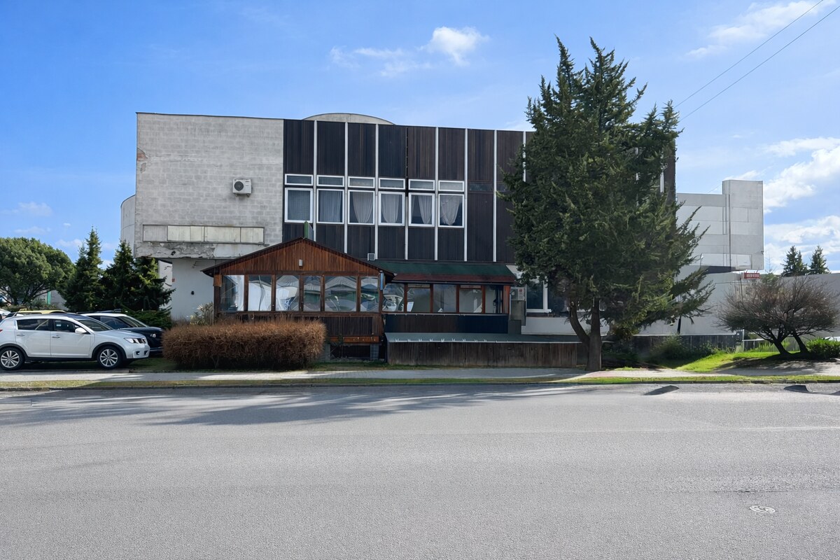 Komerčné priestory pri hlavnej ceste s parkoviskom -Žiar nad Hronom — foto 3