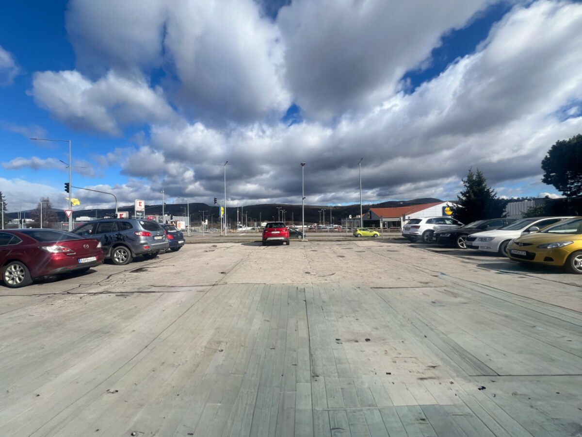 Komerčné priestory pri hlavnej ceste s parkoviskom -Žiar nad Hronom — foto 4
