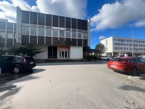 Komerčné priestory pri hlavnej ceste s parkoviskom -Žiar nad Hronom — foto 1