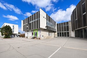 Komerčné priestory pri hlavnej ceste s parkoviskom -Žiar nad Hronom — foto 2