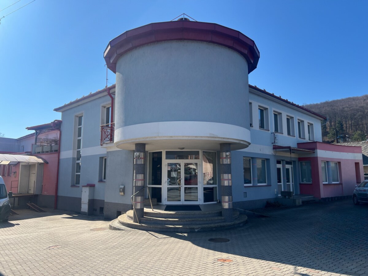 Sklad + kancelárie 1349 m² logistický objekt s rampami -Banská Bystria