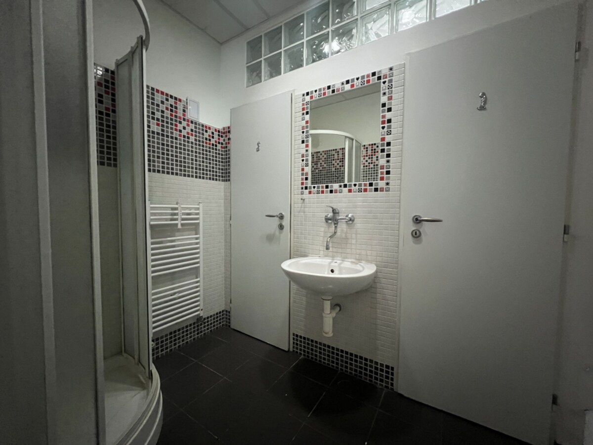 Sklad + kancelárie 1349 m² logistický objekt s rampami -Banská Bystria — foto 11