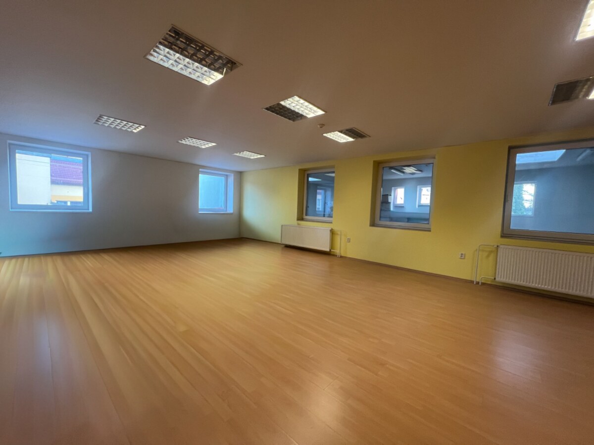 Sklad + kancelárie 1349 m² logistický objekt s rampami -Banská Bystria — foto 13