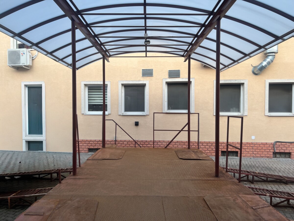 Sklad + kancelárie 1349 m² logistický objekt s rampami -Banská Bystria — foto 2