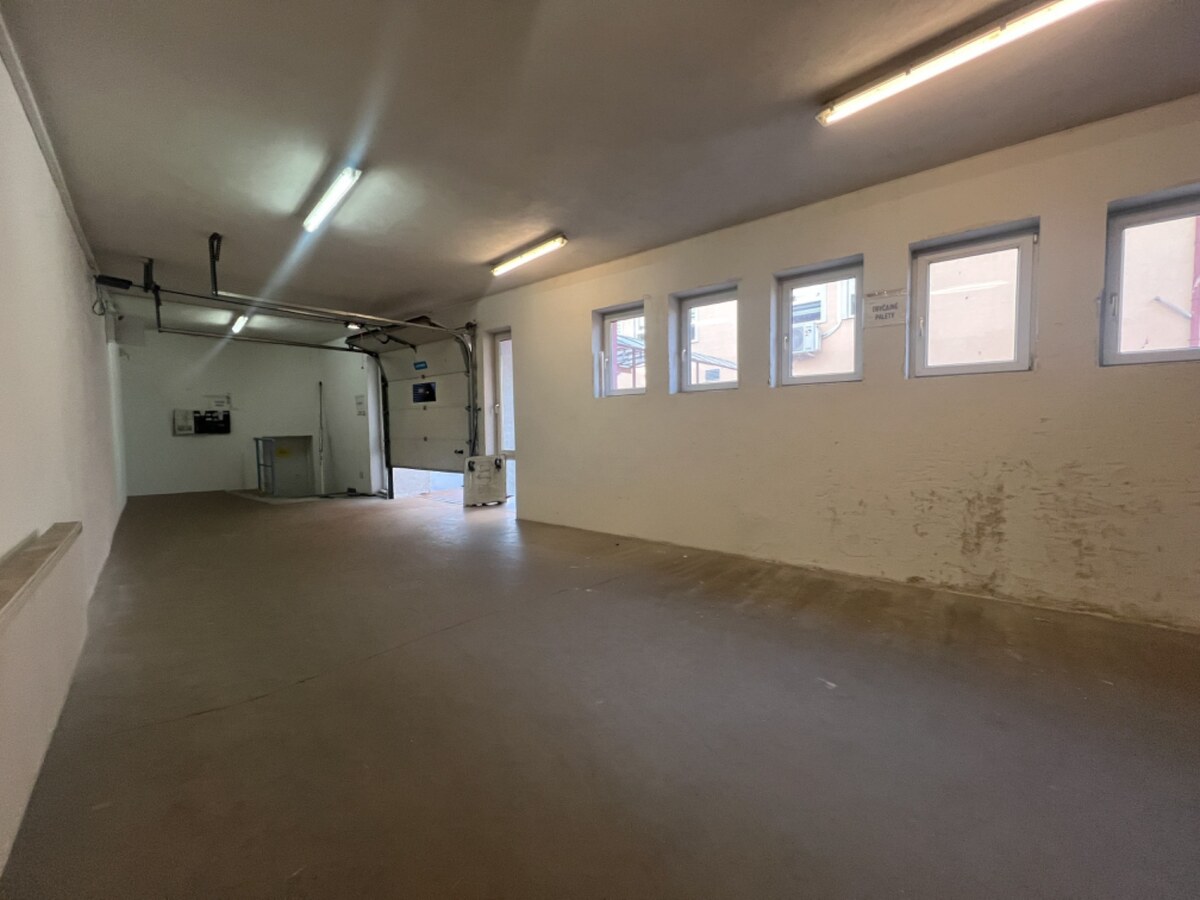 Sklad + kancelárie 1349 m² logistický objekt s rampami -Banská Bystria — foto 3