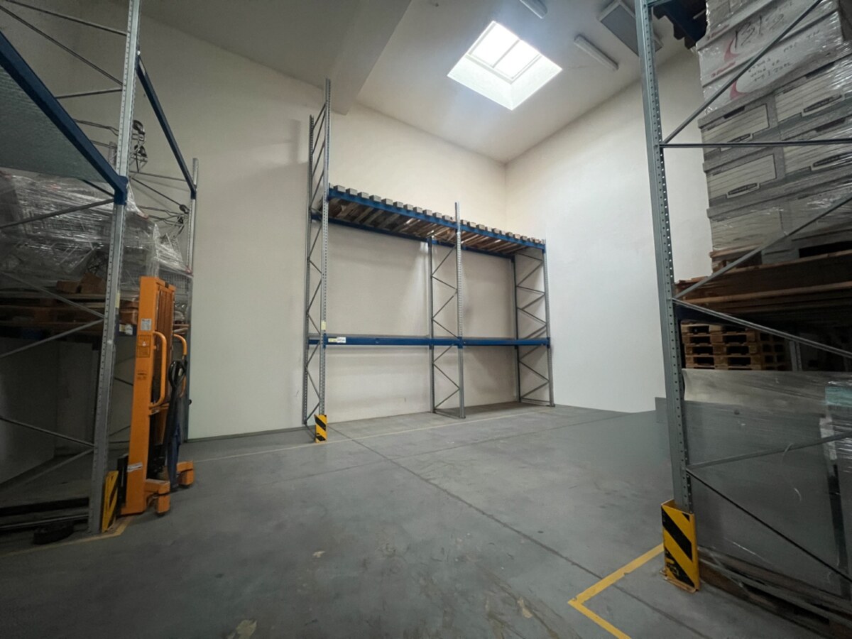 Sklad + kancelárie 1349 m² logistický objekt s rampami -Banská Bystria — foto 5