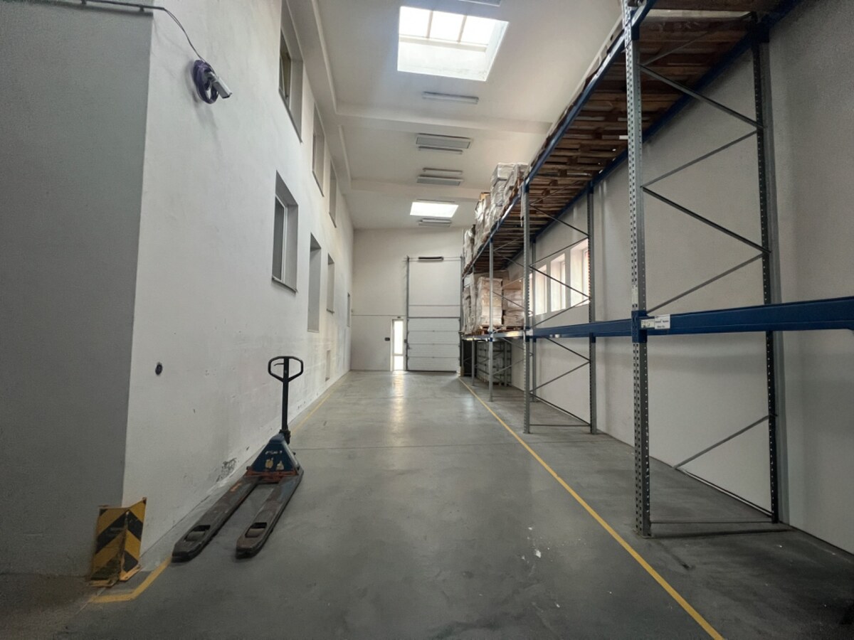 Sklad + kancelárie 1349 m² logistický objekt s rampami -Banská Bystria — foto 7