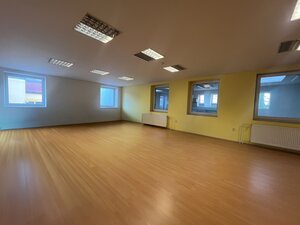 Sklad + kancelárie 1349 m² logistický objekt s rampami -Banská Bystria — foto 13