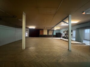 Sklad + kancelárie 1349 m² logistický objekt s rampami -Banská Bystria — foto 9