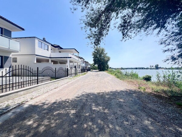 Novostavba s výhľadom na jazero – Jakubov,35 km od Bratislavy D006LS