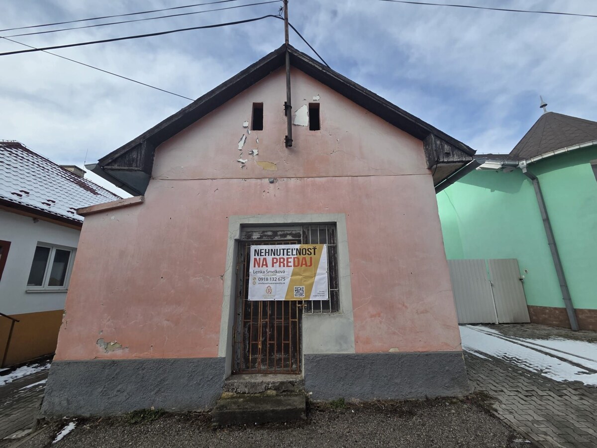 Na predaj budova na podnikanie v centre mesta - Revúca D008LSM