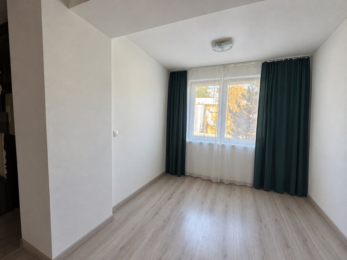 NA PREDAJ – PRIESTRANNÝ 3-IZBOVÝ BYT S JUŽNOU LODŽIOU | 95,6 m² | — foto 3