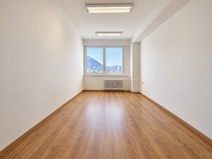 Na prenájom moderné kancelárie, parkovanie - Banská Bystrica, centrum — foto 2