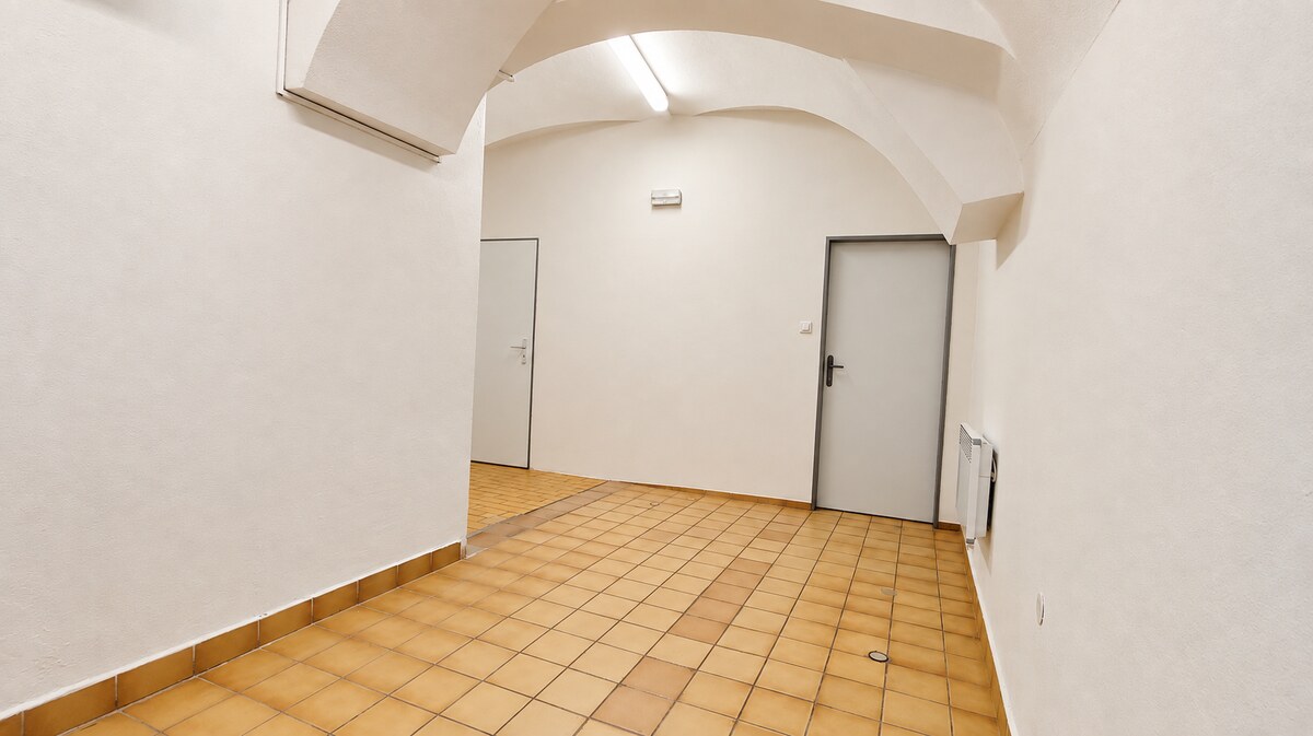 Prenájom obchodných priestorov v centre mesta - Dolná ulica — foto 2