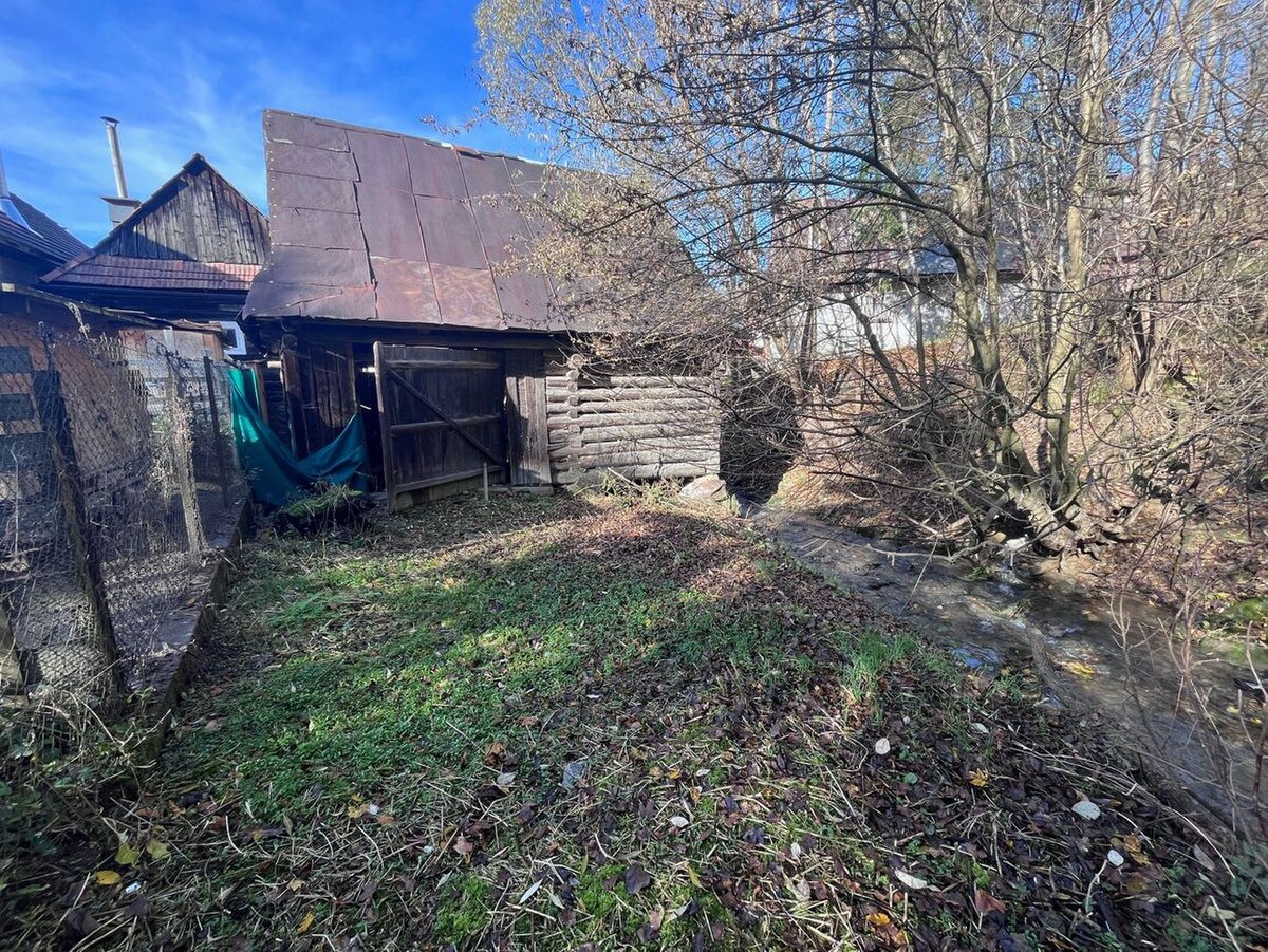 REZERVOVANÉ - Útulná drevenička v tichej časti obce Komjatná — foto 8