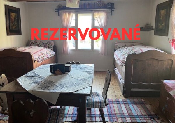 REZERVOVANÉ - Útulná drevenička v tichej časti obce Komjatná